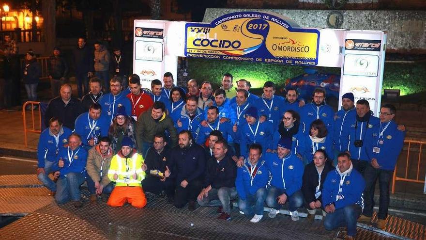 Miembros de la Escudería Lalín-Deza y autoridades, en la foto de familia. // Bernabé