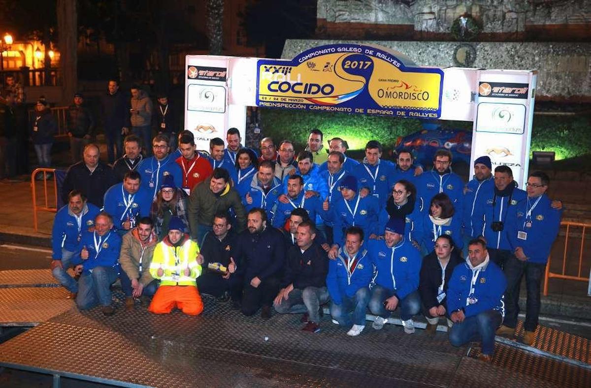 Miembros de la Escudería Lalín-Deza y autoridades, en la foto de familia. // Bernabé
