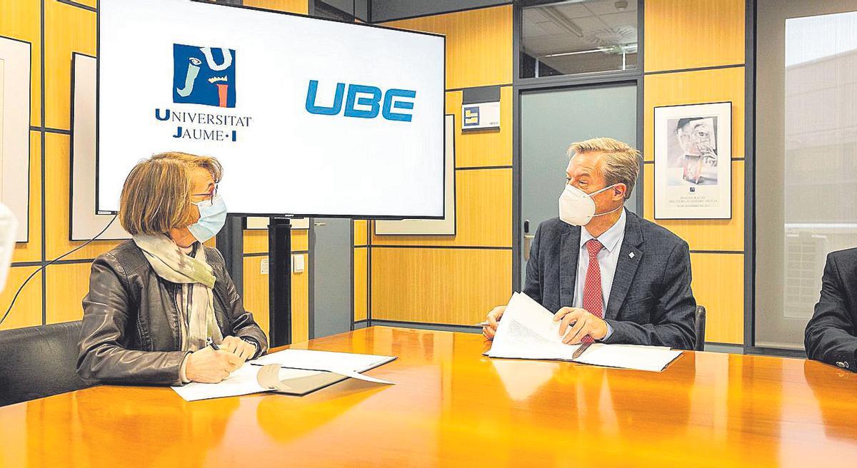 Instante de la firma de la Cátedra UBE de Plásticos Sostenibles, entre Eva Alcón y Bruno de Bièvre.