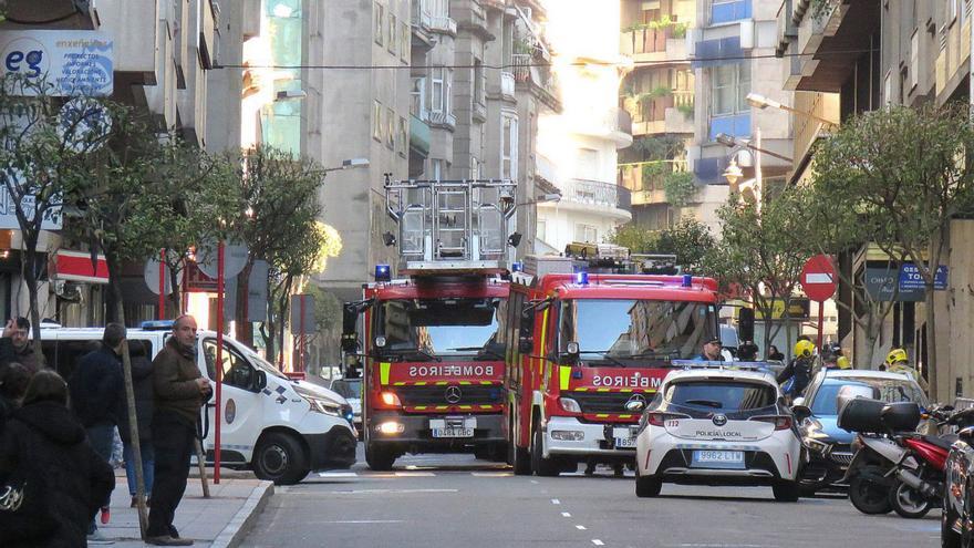 Bomberos y Policía Local en el lugar del incendio, en la Avenida de la Habana.   | // FERNANDO CASANOVA