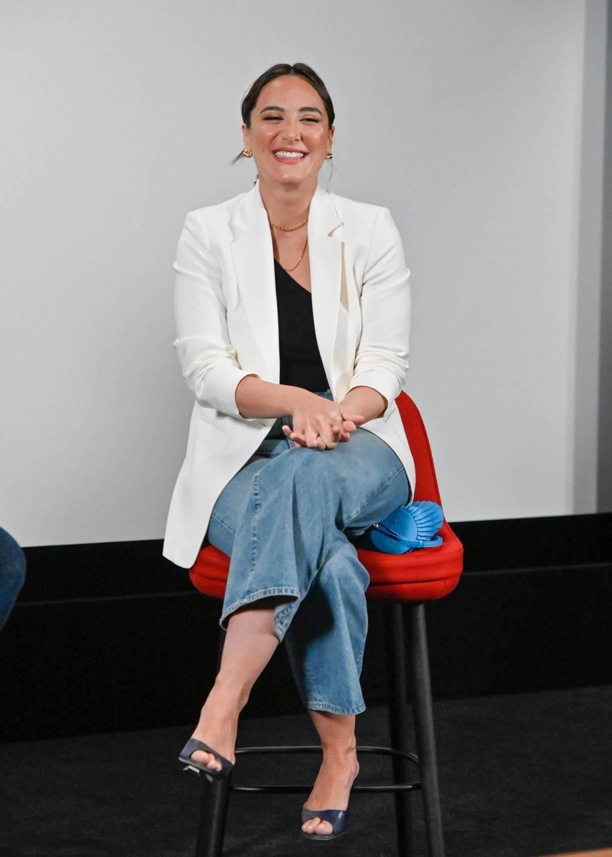 Tamara Falcó con vaqueros, top negro y blazer blanca