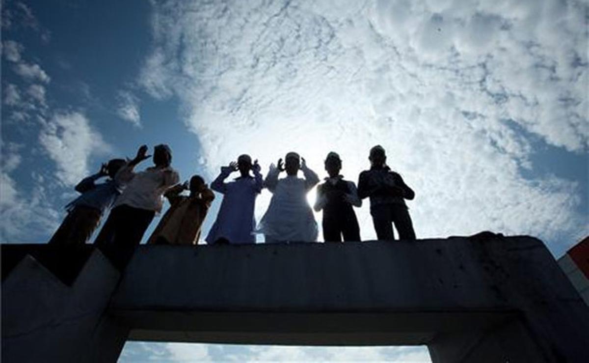 Diversos musulmans resen les seves oracions durant la festivitat de l’Eid Al-Fitr, que marca el final del Ramadà, a Kàtmandu (Nepal).