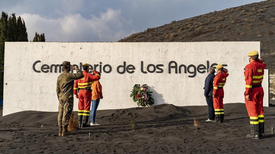 Ofrenda Floral a los Difuntos en el cementerio de Las Manchas en la zona de exclusión del volcán de La Palma