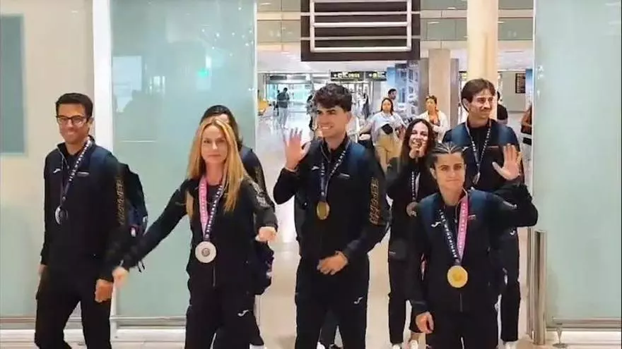 Así ha sido la llegada de los medallistas españoles encabezados por el oro de María Pérez y Paul McGrath en marcha