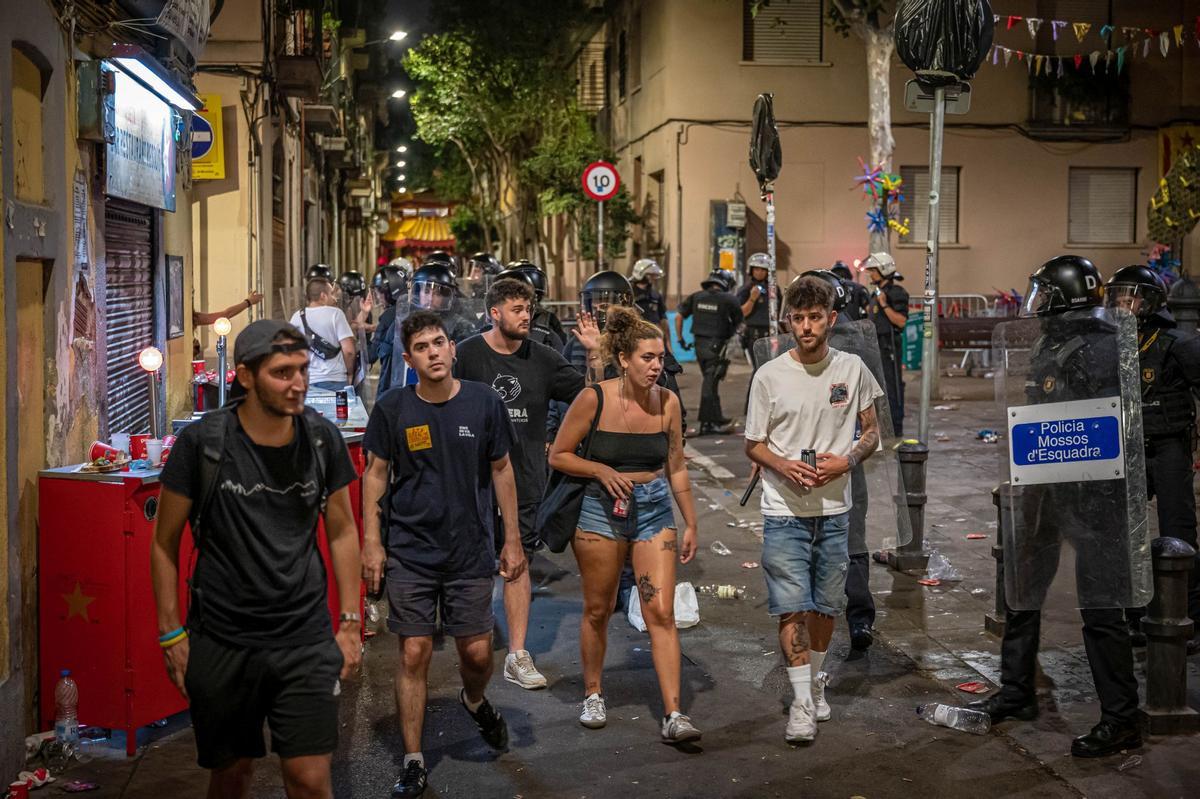 Ambiente en la primera noche de las fiestas de Gràcia.