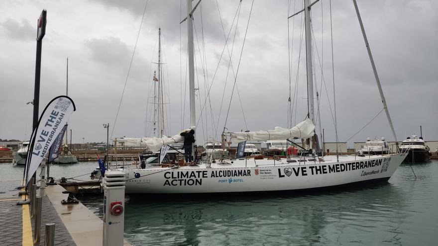 Botan en aguas del Puerto de Alcúdia el primer velero escuela eléctrico de Baleares