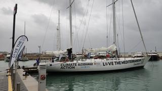 Botan en aguas del Puerto de Alcúdia el primer velero escuela eléctrico de Balears
