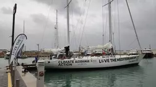 Botan en aguas del Puerto de Alcúdia el primer velero escuela eléctrico de Baleares