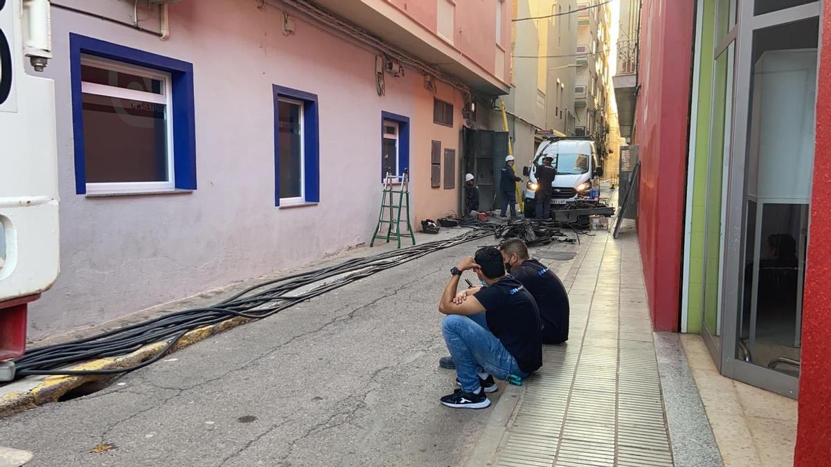 Los técnicos de la compañía han trabajado en el lugar donde se ha incendiado el transformador.