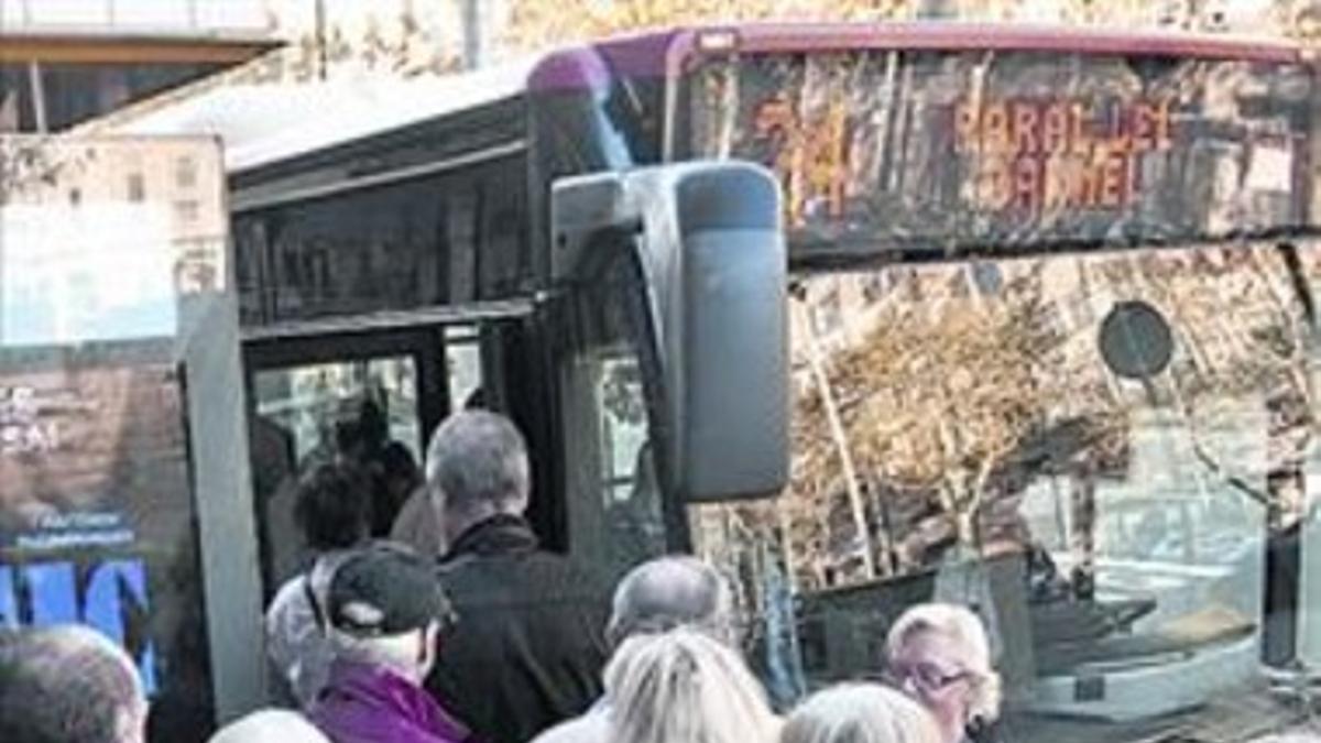 Usiarios del autobús en Barcelona.