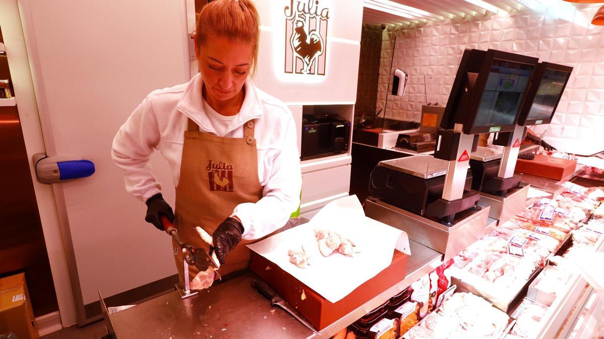 Anabel preparando un pedido en Pollería Julia del Mercado Central.