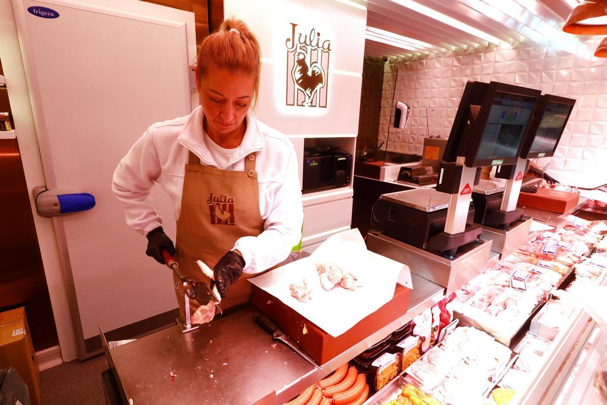 Anabel preparando un pedido en Pollería Julia del Mercado Central.