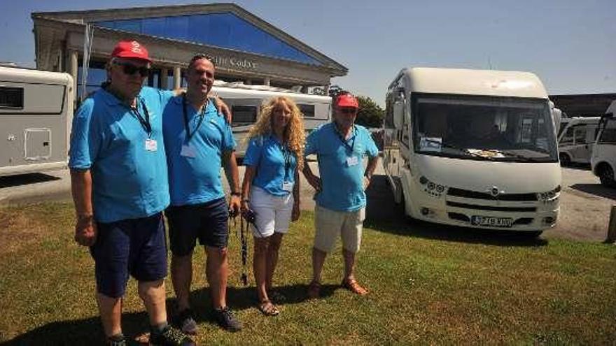 Autocaravanistas, ayer en la concentración de Cambados. // Iñaki Abella