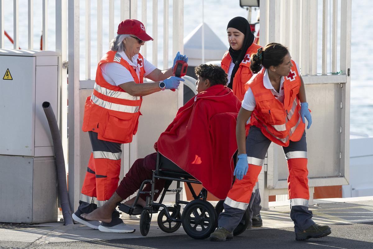Salvamento Marítimo traslada a Arrecife, en Lanzarote, a los 37 migrantes de una neumática a la deriva (14/7/2026)