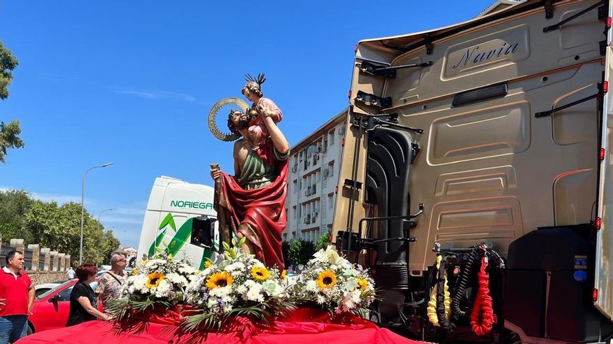 Juan Martínez Bolaños recibe el ‘Volante de Oro’ de San Cristóbal al carné más antiguo en Almendralejo