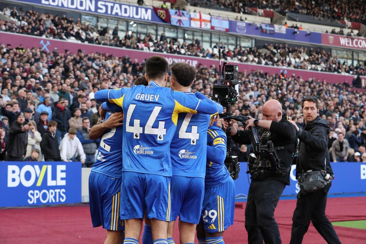 Los jugdores del Leeds celebran un gol ante el West Ham este domingo.