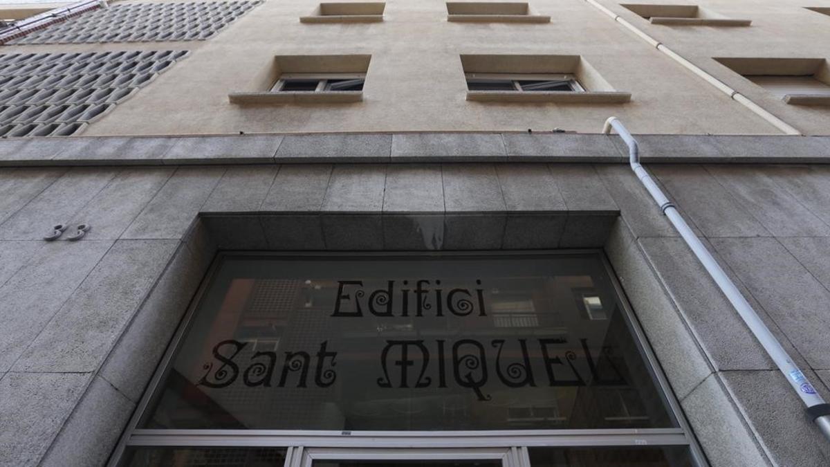 Acceso del edificio de El Masnou sometido a un presunto proceso de gentrificación.