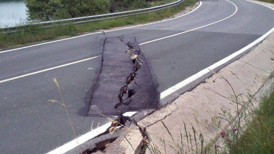 Nuevas grietas en la ladera derecha de Yesa