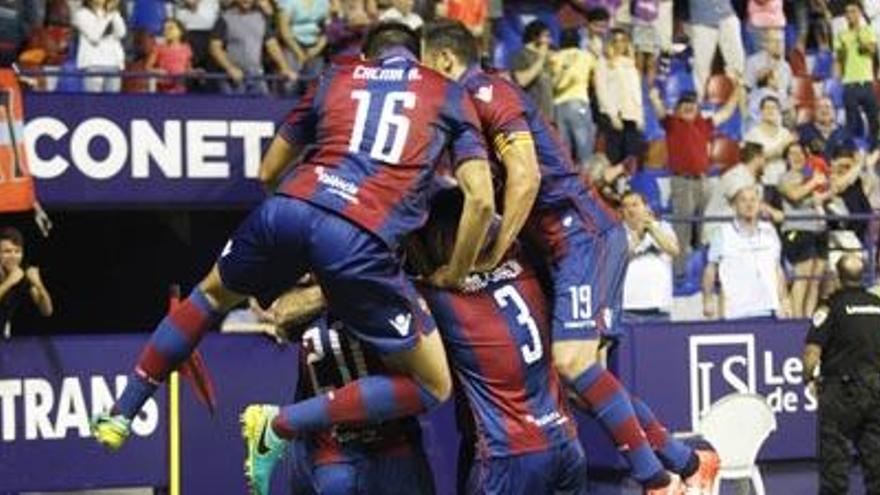 Los jugadores del Levante celebran el gol de Montañés.