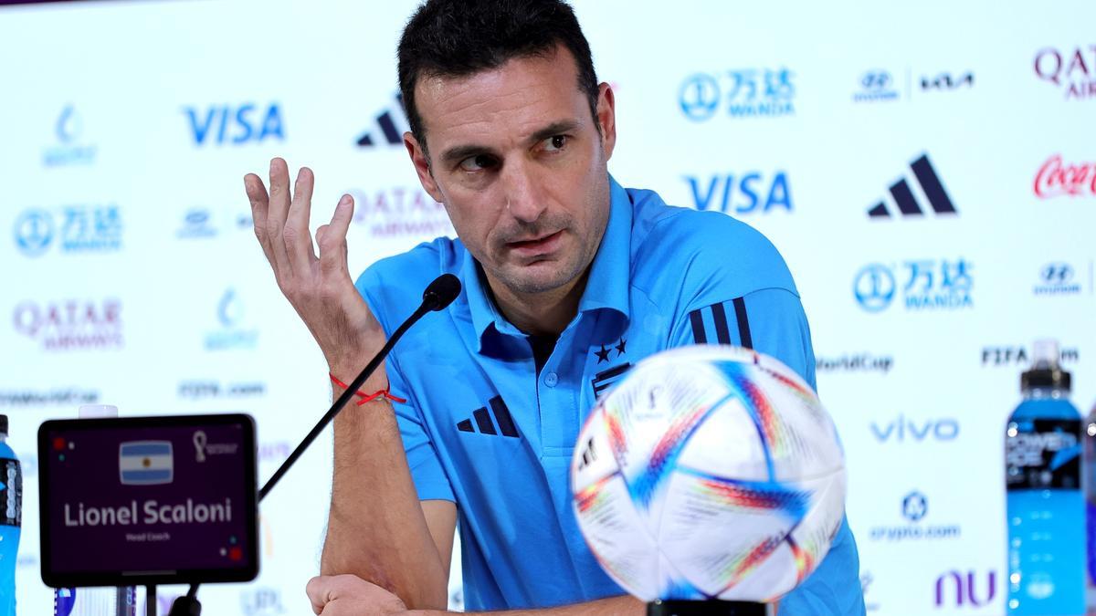 Lionel Scaloni habla durante la rueda de prensa previa al Argentina-México