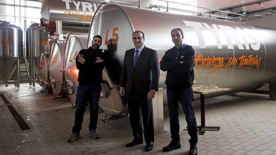 Pablo Serratosa, en el centro, en la apertura de la fábrica de Tyris