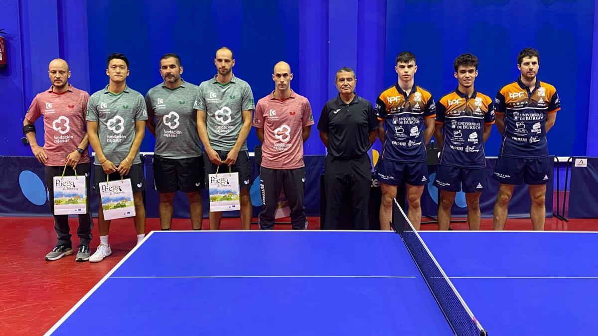 Los protagonistas de la primera jornada de la Superdivisión de tenis de mesa en Priego.