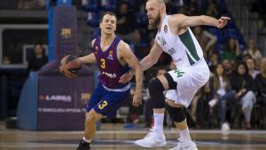 El base azulgrana Kevin Pangos intenta superar a Kavaliauskas.