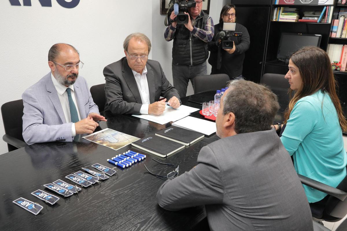 Descripción El Presidente de Aragón, Javier Lambán, en la reunión de trabajo mantenida este lunes con accionistas de López Soriano y de Aviation International Recycling.