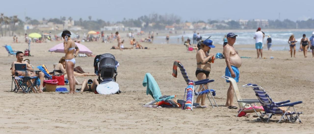 Bañistas en la playa del Port de Sagunt