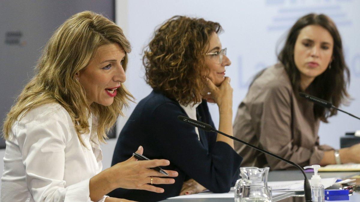 (I-D) La ministra de Trabajo, Yolanda DÃ­az; la ministra portavoz y de Hacienda, MarÃ­a JesÃºs Montero; y la ministra de Igualdad, Irene Montero, comparecen en rueda de prensa tras el Consejo de Ministros celebrado en Moncloa, Madrid (EspaÃ±a), a 13 de octubre de 2020.