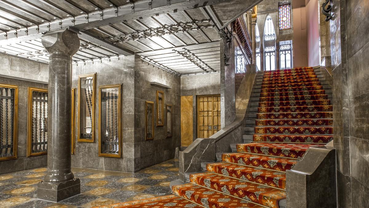 Escalera interior de acceso a las habitaciones