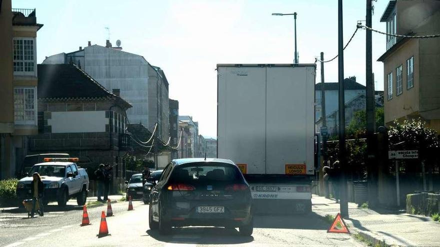 La Policía Local tuvo que habilitar un carril de circulación provisional. // Gonzalo Núñez