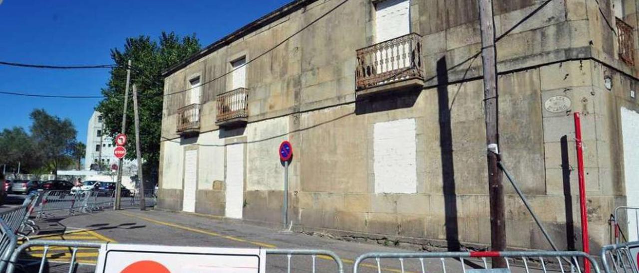 El edificio vallado por peligro de derrumbe se encuentra en la plaza Doctor Carús. // Iñaki Abella
