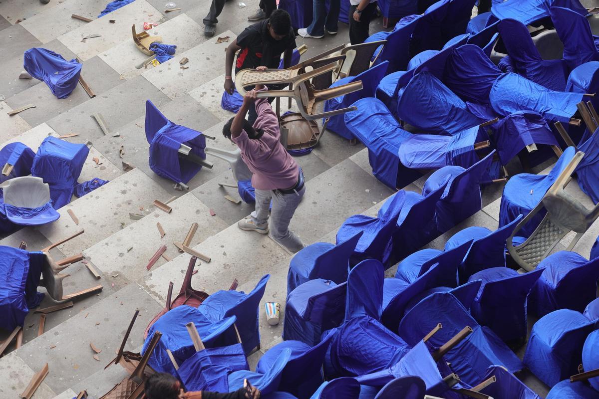KOLKATA (India), 13/12/2025.- Fans throw bottles and chairs, vandalising hoardings at Salt Lake Stadium in Kolkata, West Bengal, India, 13 December 2025. Following Messi’s brief five-minute appearance, unrest broke out among fans who had paid a significant amount but were unable to see the Argentine football legend. EFE/EPA/PIYAL ADHIKARY