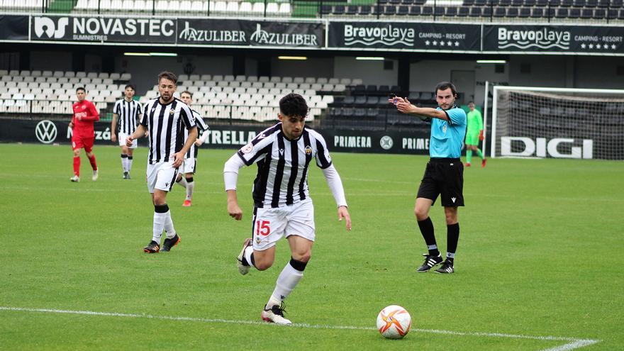 El Castellón B cae en Orihuela, pero depende de sí mismo para salvarse (3-2)