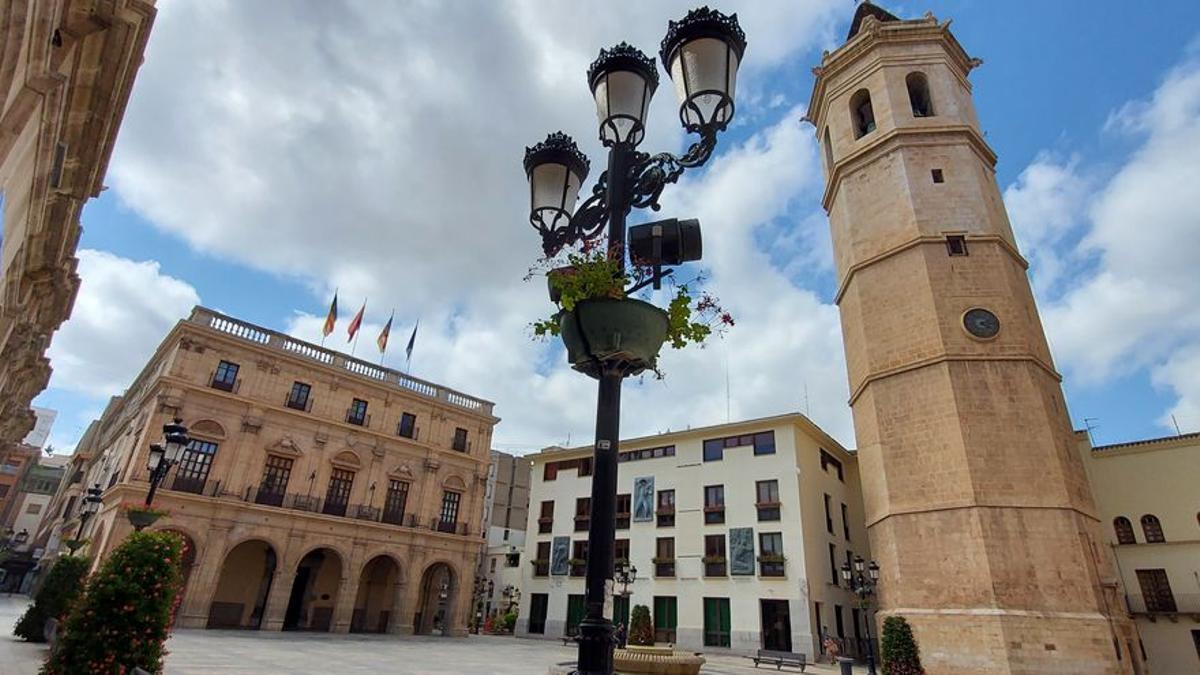 Imagen del Ayuntamiento de Castelló junto al Fadrí.