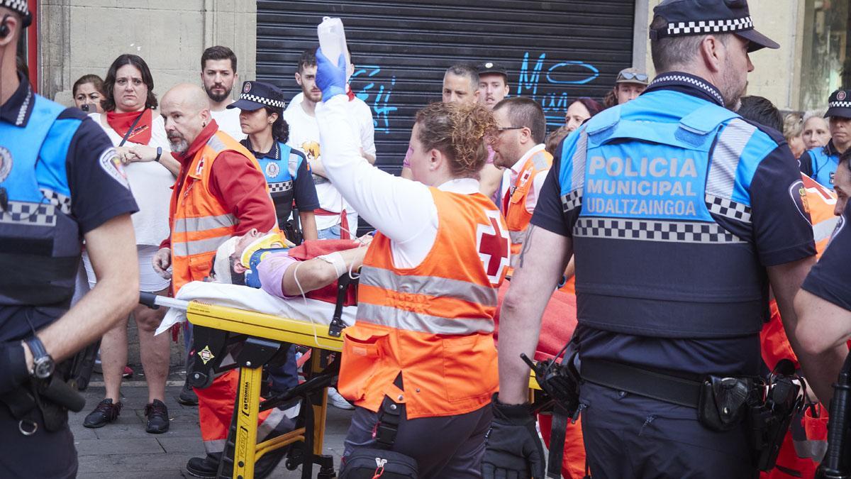 Tensión y peligro en el cuarto encierro de los Sanfermines, con un corredor corneado