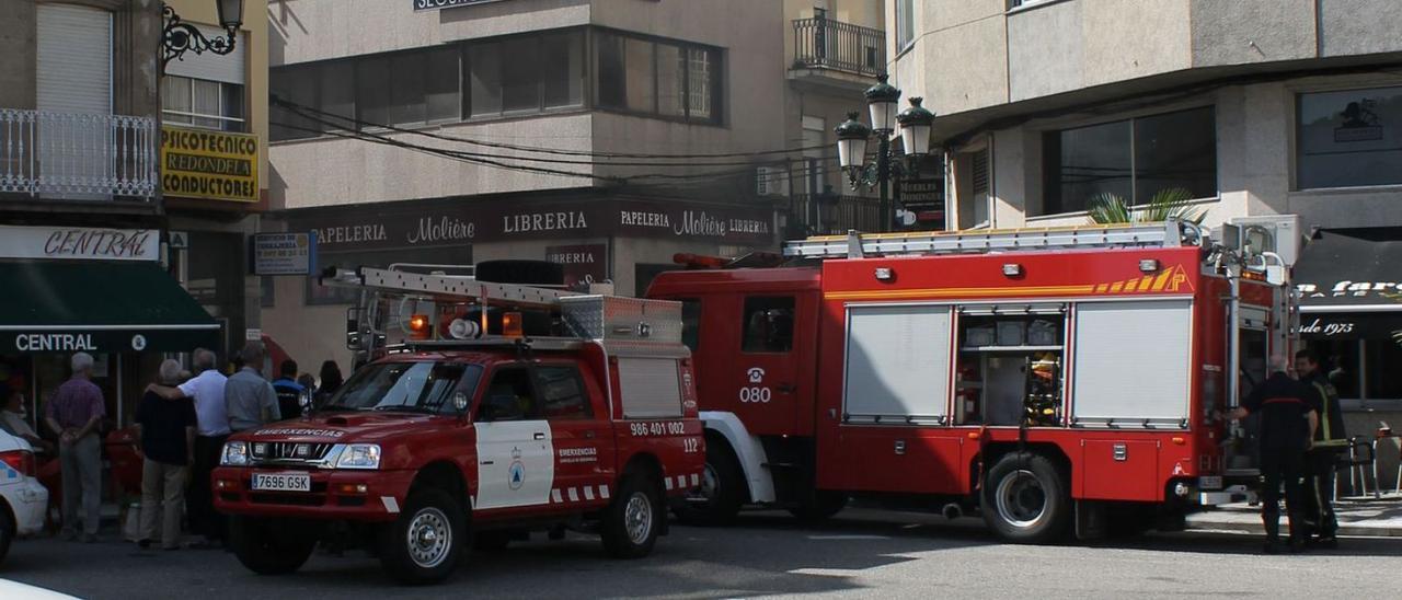 Miembros del servicio de emergencias de Redondela actúan en un incendio en el centro urbano.  // A. Amoedo