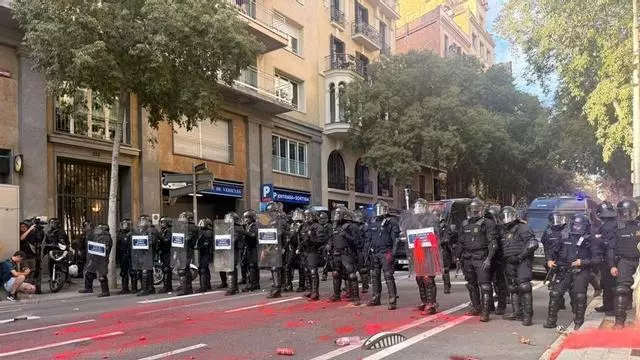 A PIE DE CALLE | Los Mossos blindan la manifestación ultra de Núcleo Nacional en Barcelona
