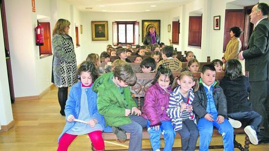 Los alumnos del Peña Careses, ayer, durante la visita a las instalaciones municipales.