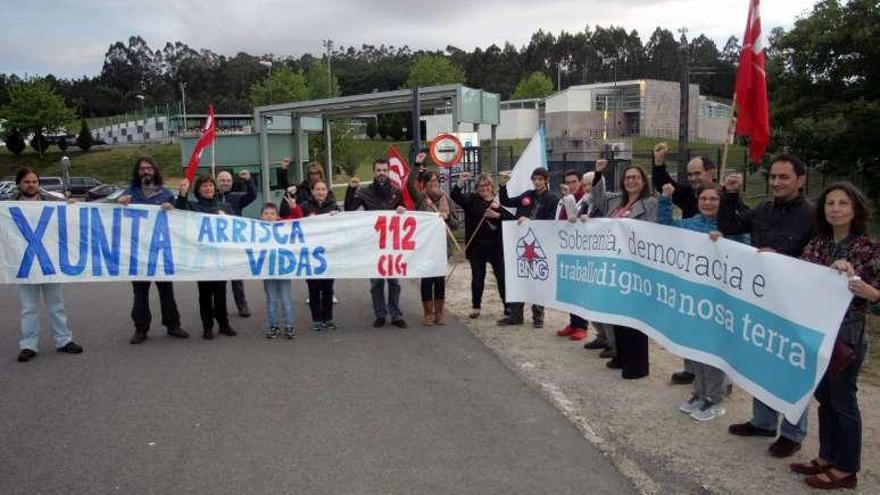 Miembros del BNG local, ayer, en la protesta del 112. // Bernabé/Luismy