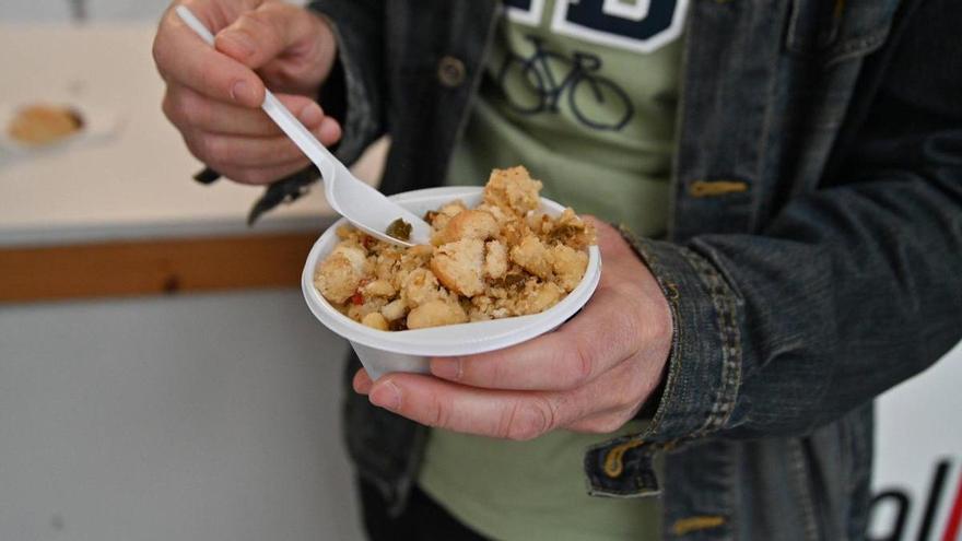 Vecinos y familias disfrutarán de una jornada de convivencia y migas en la Plaza de Italia en Cáceres este sábado