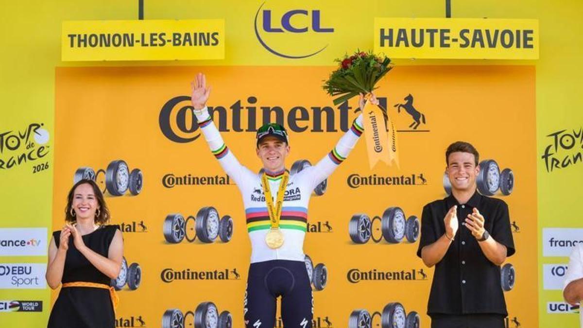 Evenepoel celebra la victòria d'etapa en el podi del Tour.