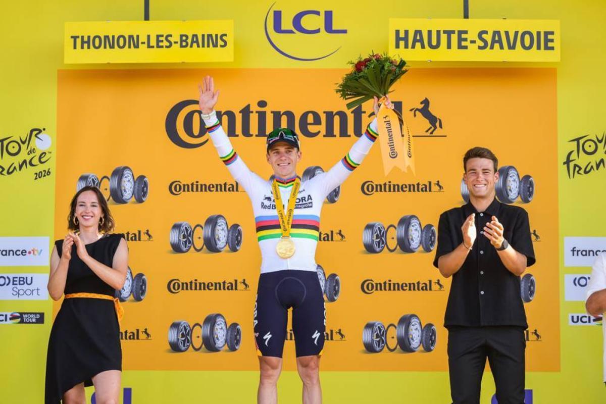 Evenepoel celebra la victoria de etapa en el podio del Tour.