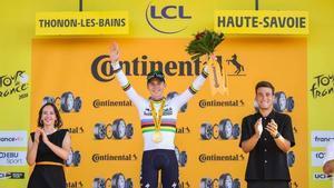Evenepoel celebra la victoria de etapa en el podio del Tour.