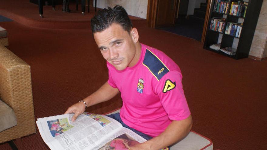 El centrocampista Roque Mesa lee un ejemplar de LA PROVINCIA / DLP, en el hall del Dunas Don Gregory.