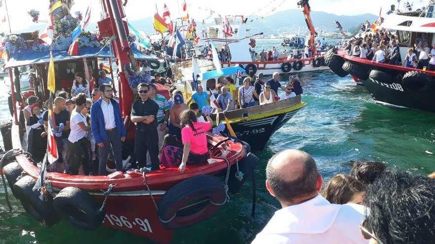 Párrocos de Cangas y Moaña, en el encuentro de las procesiones marítimas de ambos municipios. // S.A.