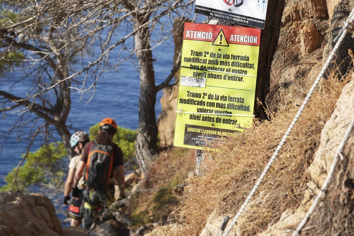 Les imatges de la via ferrada de la Cala del Molí que hauran de desmantellar Les imatges de la via ferrada de la Cala del Molí que hauran de desmantellar
