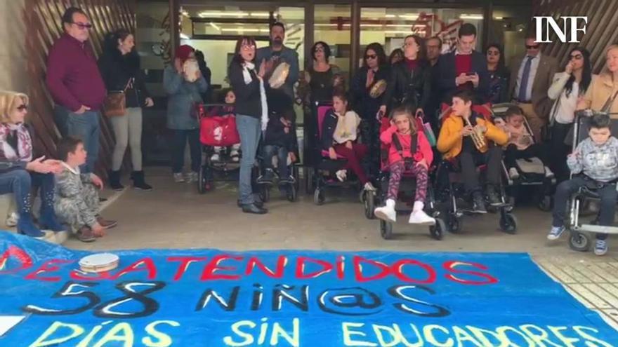 Padres protestan con sus hijos con discapacidad ante Educación