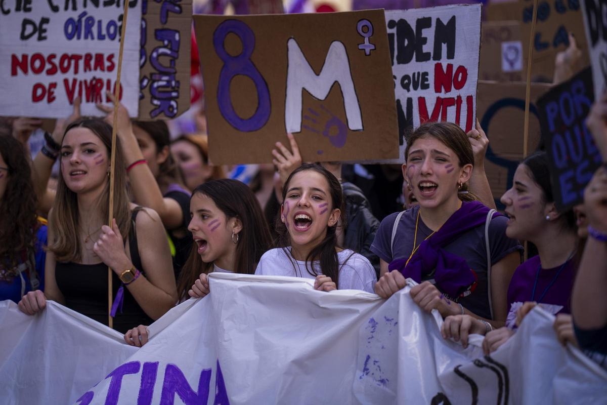 Estudiantes se manifiestan en Barcelona por el 8M